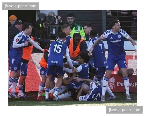 英国草根摔跤俱乐部数量逆势增长，成为社区活动中心。