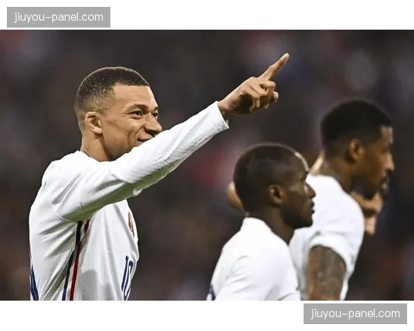 通讯：NBA与亚马逊就2026-27赛季新转播合同进行深入谈判，流媒体独家直播包引发讨论。